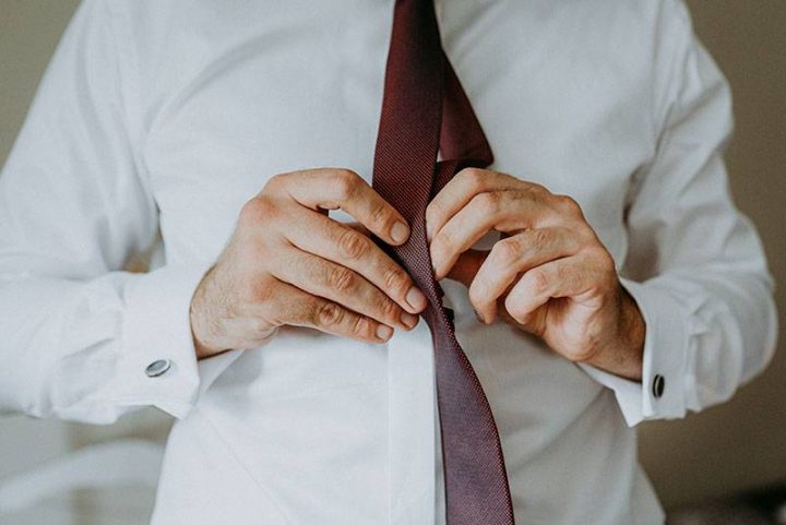 putting-on-the-tie-T85BGWS